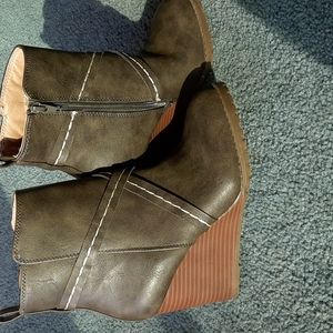 Forest green wedge booties